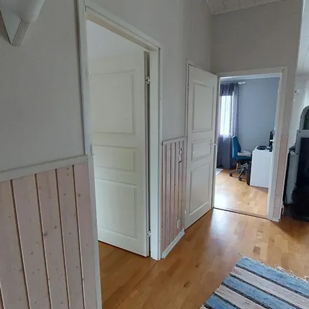 Проживание в семье Viihtyisae Kahden Erillisen Huoneen Kokonaisuus Kotimajoituksella Yhteiskaeyttoetilat Keittioe Suihkutilat Ja Wc