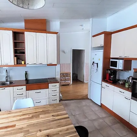 Viihtyisae Kahden Erillisen Huoneen Kokonaisuus Kotimajoituksella Yhteiskaeyttoetilat Keittioe Suihkutilat Ja Wc Проживание в семье