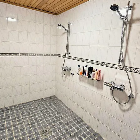 Viihtyisae Kahden Erillisen Huoneen Kokonaisuus Kotimajoituksella Yhteiskaeyttoetilat Keittioe Suihkutilat Ja Wc *