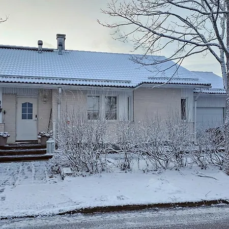 Проживание в семье Viihtyisae Kahden Erillisen Huoneen Kokonaisuus Kotimajoituksella Yhteiskaeyttoetilat Keittioe Suihkutilat Ja Wc *